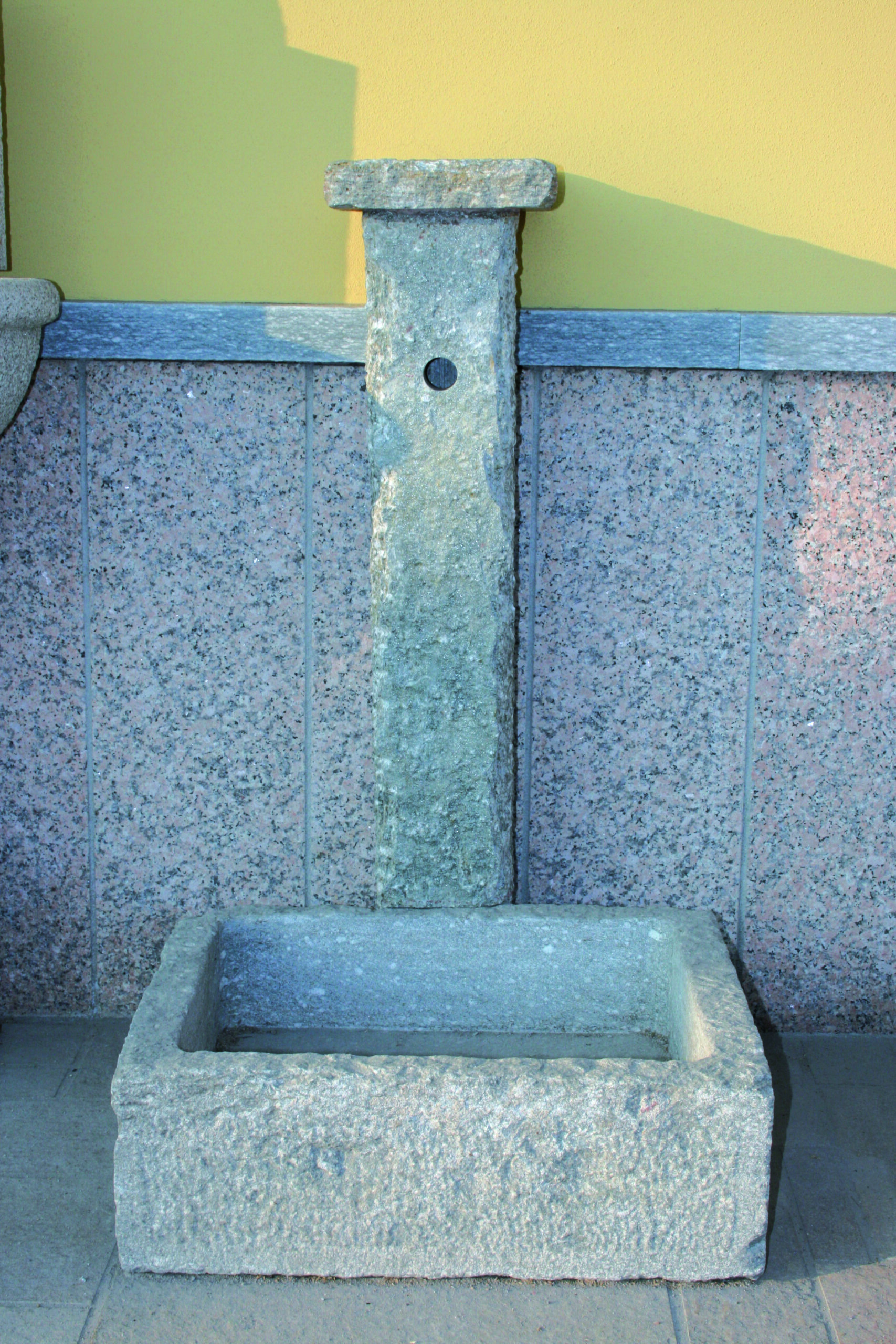 Fontana da giardino in pietra