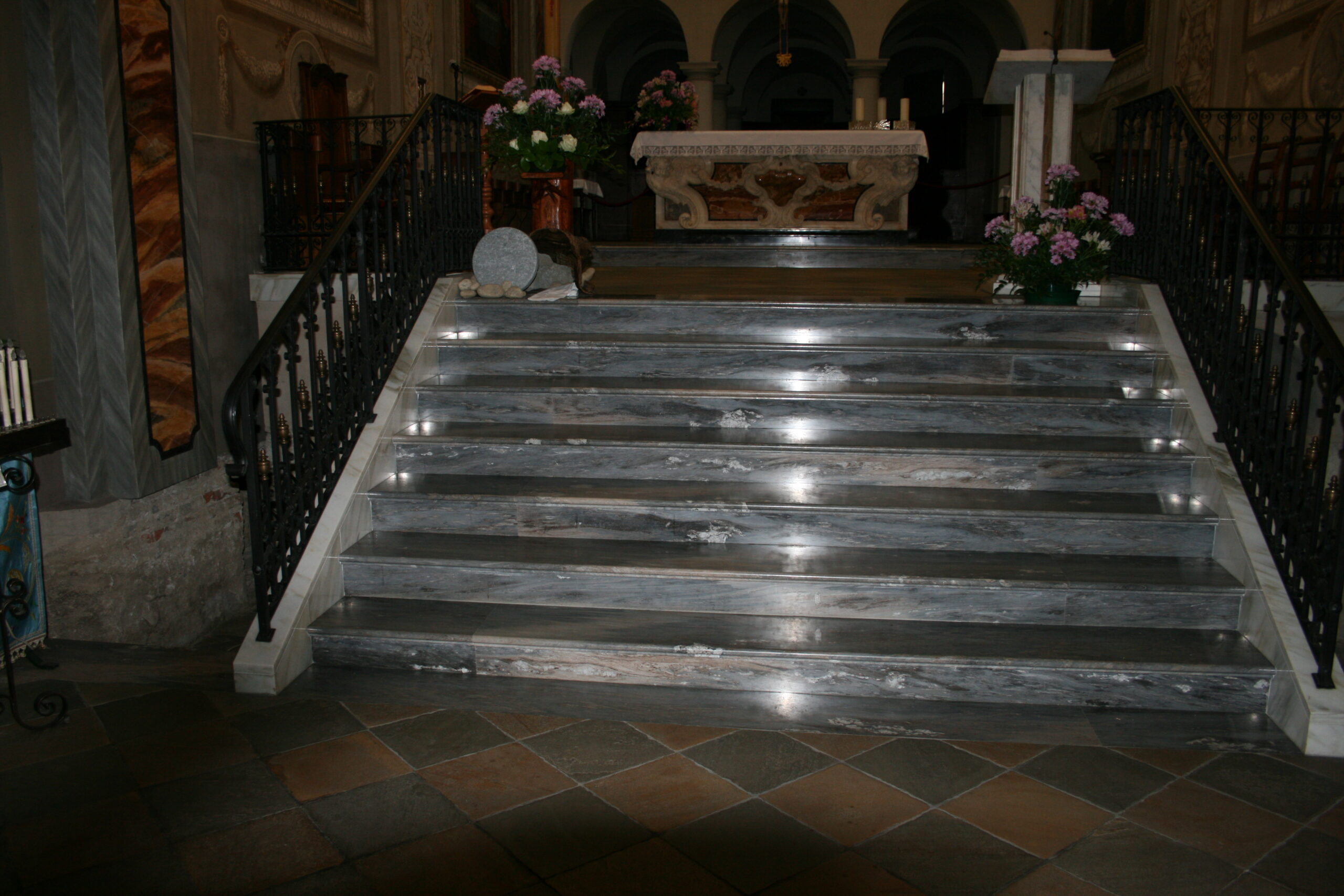 Scale in marmo Palissandro lucido – Chiesa di Borgo S.D.